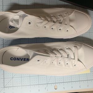 Converse all white size 7.5 men NEW size 9.5 women